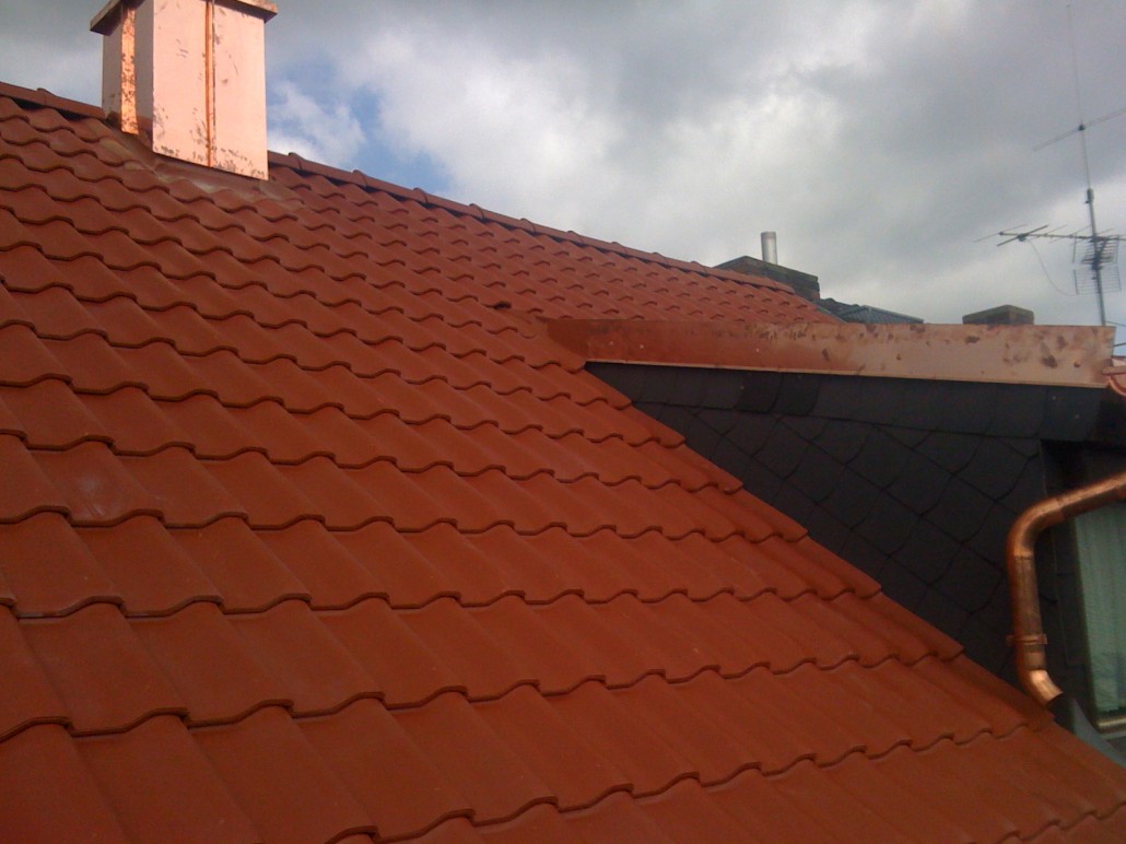 Dacheindeckung mit Kamin- und Gaubenanschlüssen – Referenzfoto von Schönstein Bedachungen