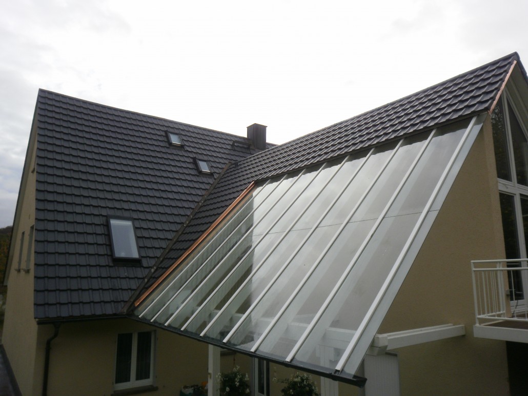 Steildach und angrenzende Metalldachfläche – Referenzfoto von Schönstein Bedachungen
