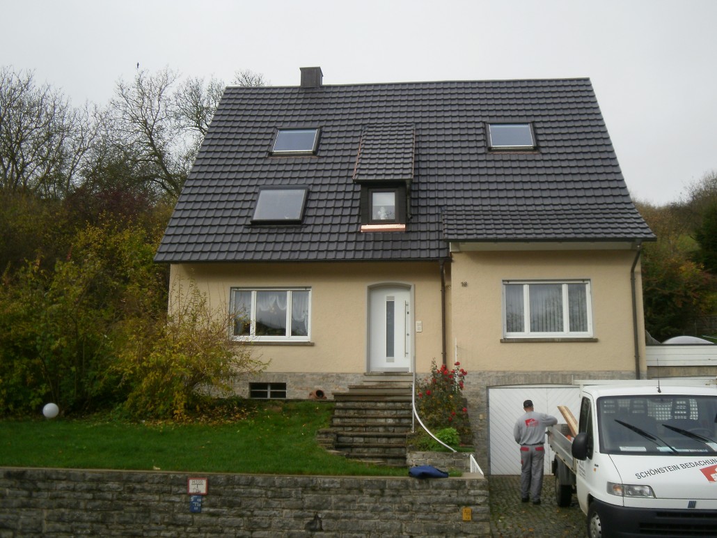 Wohnhaus mit Steildach und Dachflächenfenstern – Referenzfoto von Schönstein Bedachungen