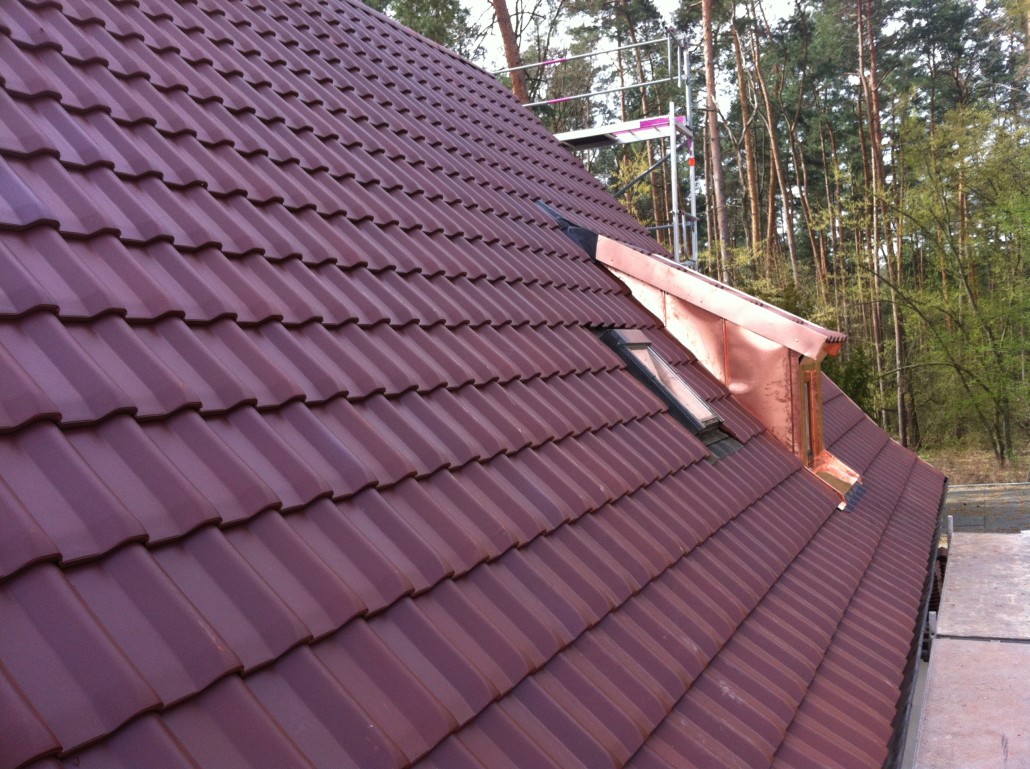 Geneigte Dachfläche mit verkleidetem Dachaufbau – Referenzfoto von Schönstein Bedachungen