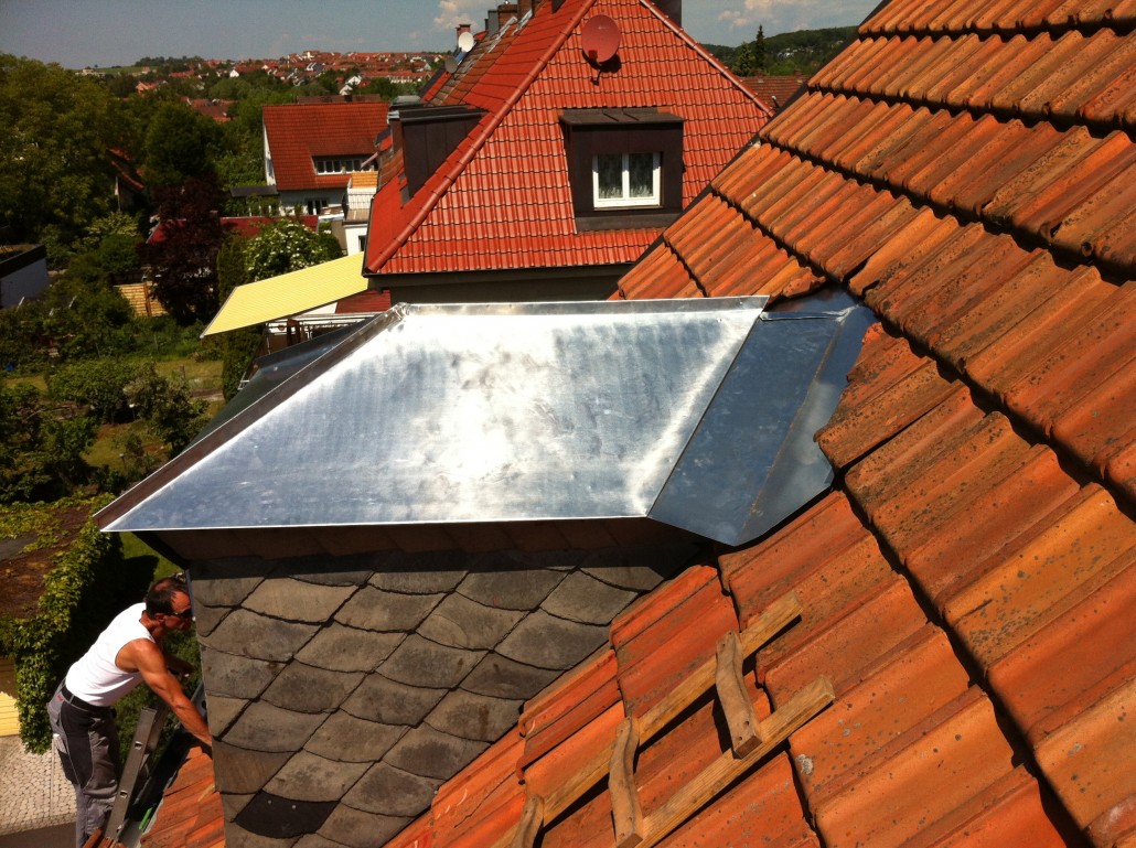 Dachaufbau mit seitlicher Bekleidung und Metallabdeckung – Referenzfoto von Schönstein Bedachungen